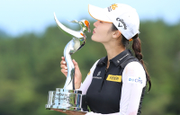 [KLPGA]우승 오지현, '트로피에 짜릿한 키스'