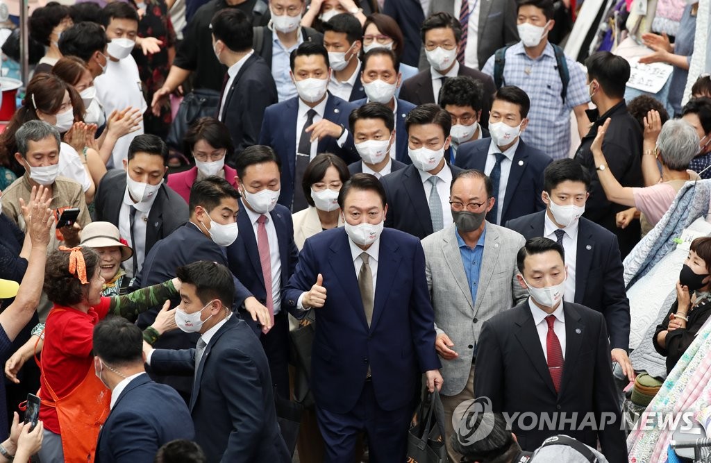 건희사랑 팬클럽에서 또다시 대통령 일정이 유출되면서 논란이 가열되고 있다. 윤석열 대통령은 시간을 바꿔 26일 대구 서문시장을 방문했다.