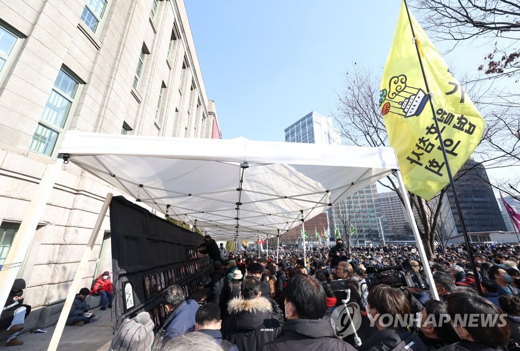 이태원 참사 발생 100일을 하루 앞둔 4일 오후 거리 행진을 하던 10.29 이태원 참사 시민대책회의와 유가족협의회가 서울광장에 기습적으로 분향소를 설치하고 있다.?<br>