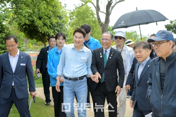 흑두루미로 맺어진 전남 순천시와 일본 이즈미시가 교류협력을 강화하고 있다. 12일 순천만국제정원박람회장을 찾은 시이노키 신이치 이즈미 시장을 노관규 순천시장이 안내하고 있다. 사진=순천시 제공