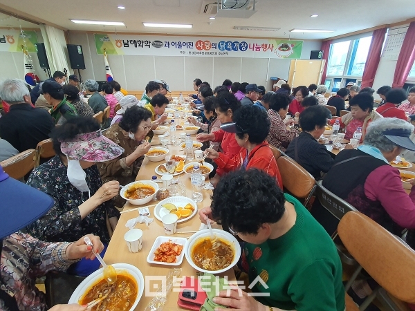 남해화학이 전남 여수지역 저소득층 100여명에게 닭 육개장 식사를 대접하고 있다. 사진=여수시 제공