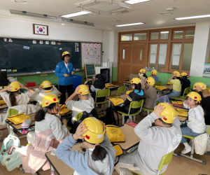 현대건설, 경북 11개 초등학교에 ‘경안전모’ 전달